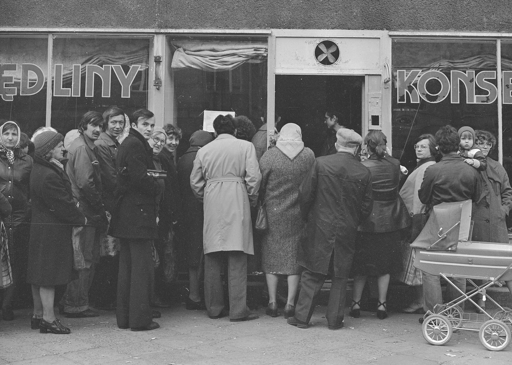 PRL kolejka ludzi